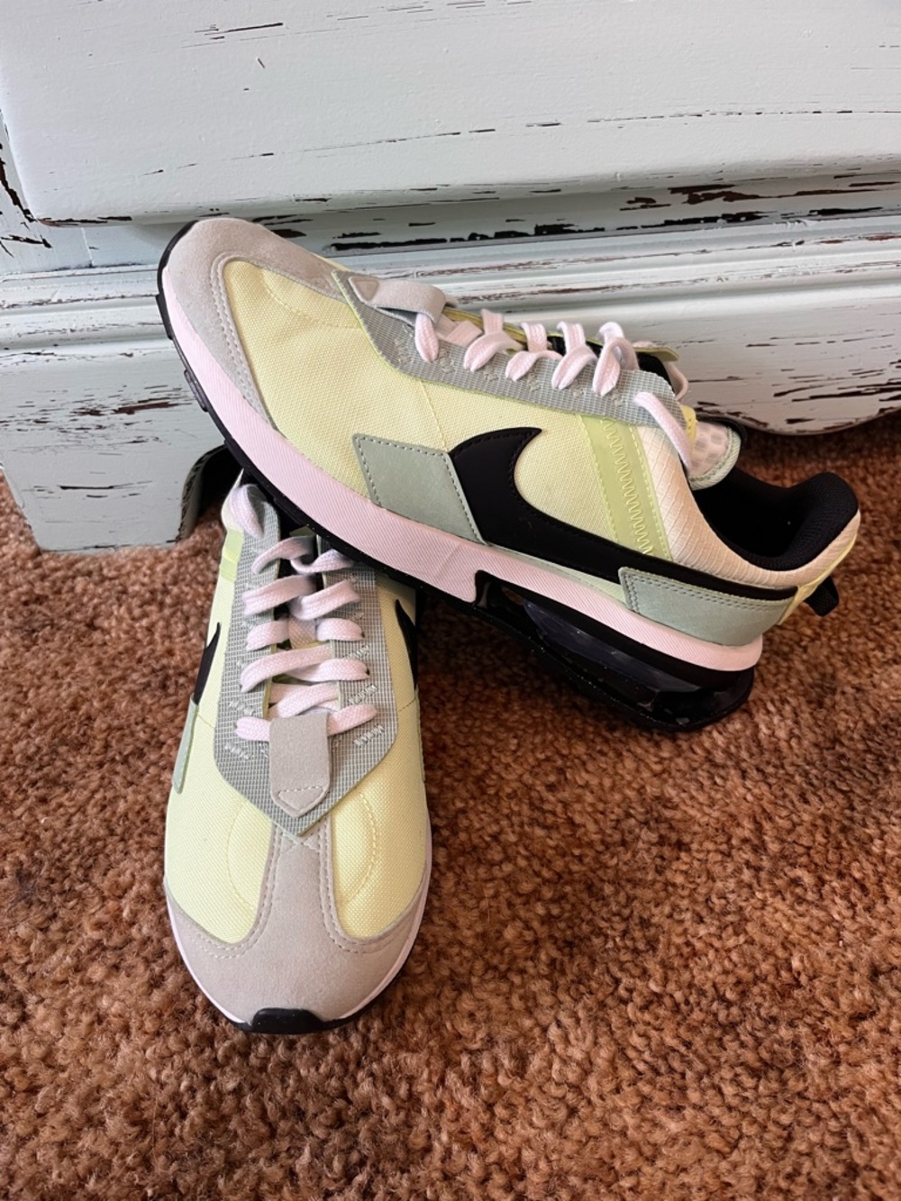 Nike Air Max Pre-Day sneakers in light liquid lime color. Women’s size 9.5 - Picture 3 of 7